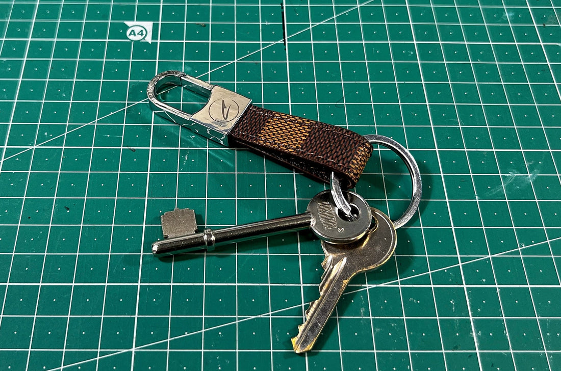 Ebene Damier Clip Keychain