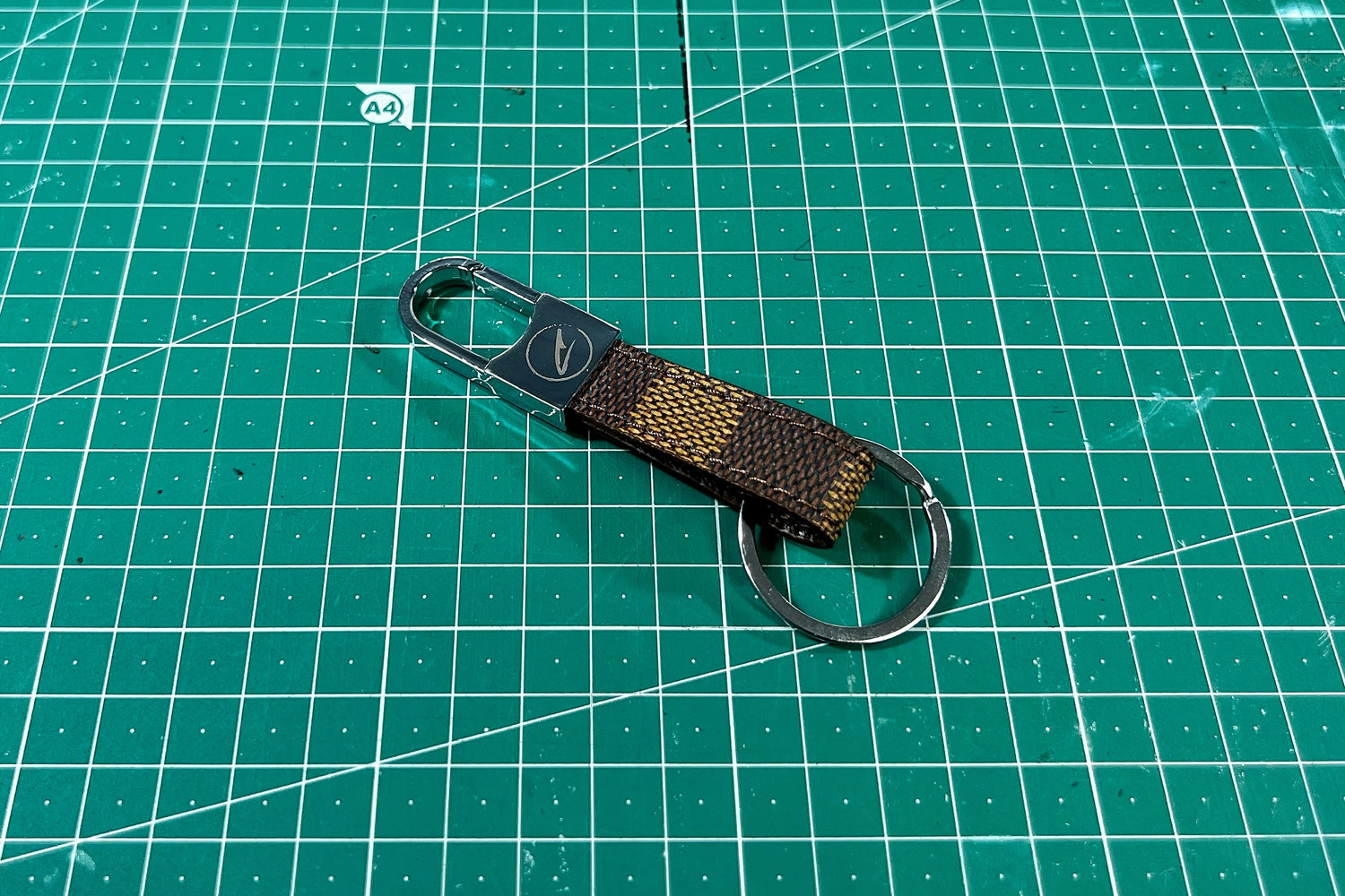 Ebene Damier Clip Keychain