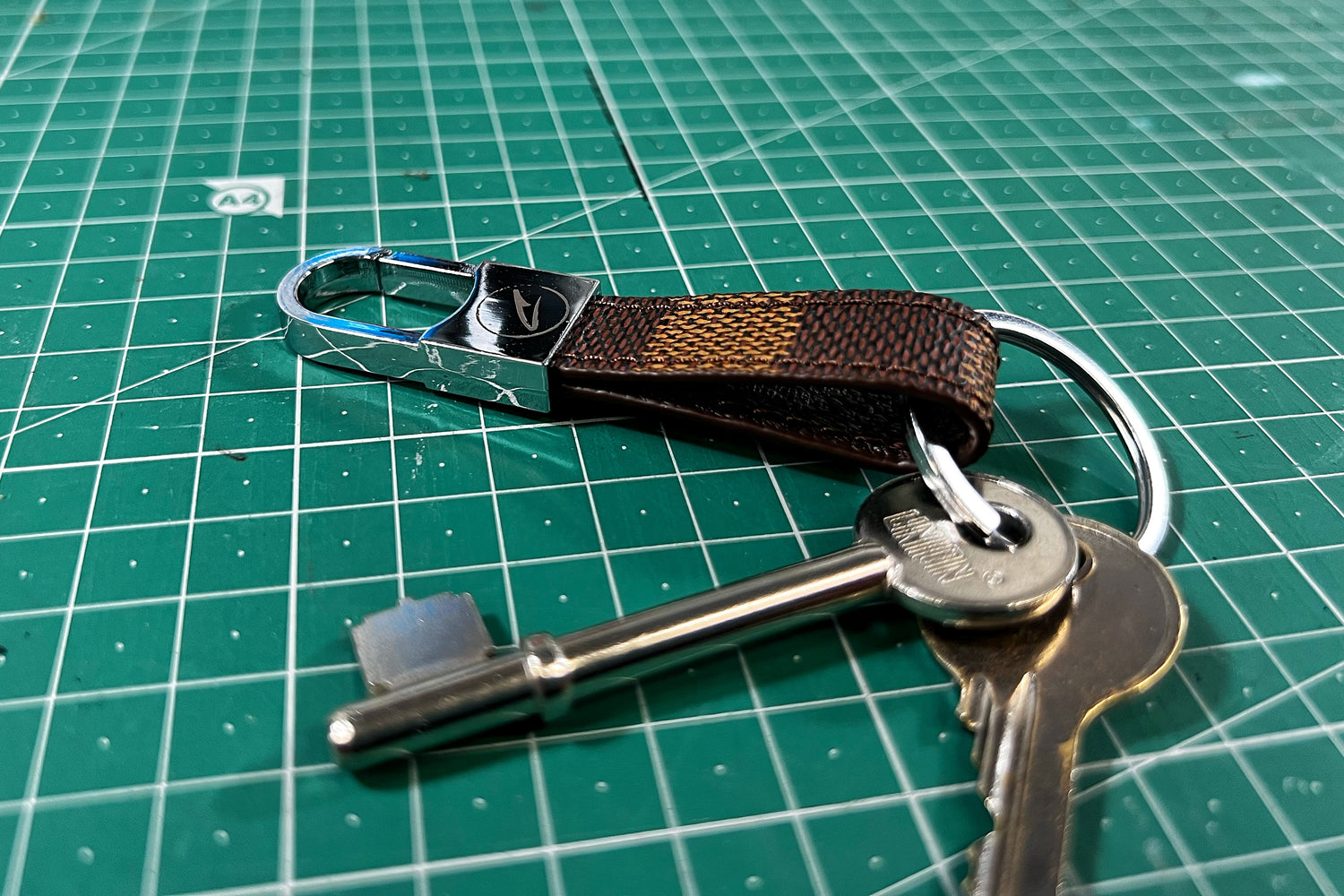 Ebene Damier Clip Keychain